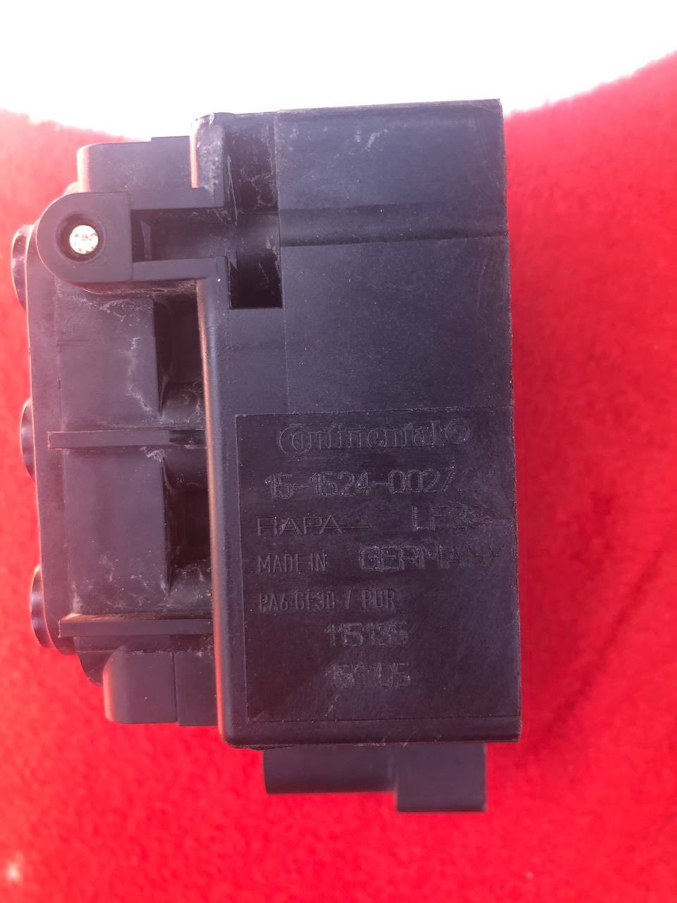 Блок клапанів пневмопідвіски Tesla Model S 12-15 600640600A 2