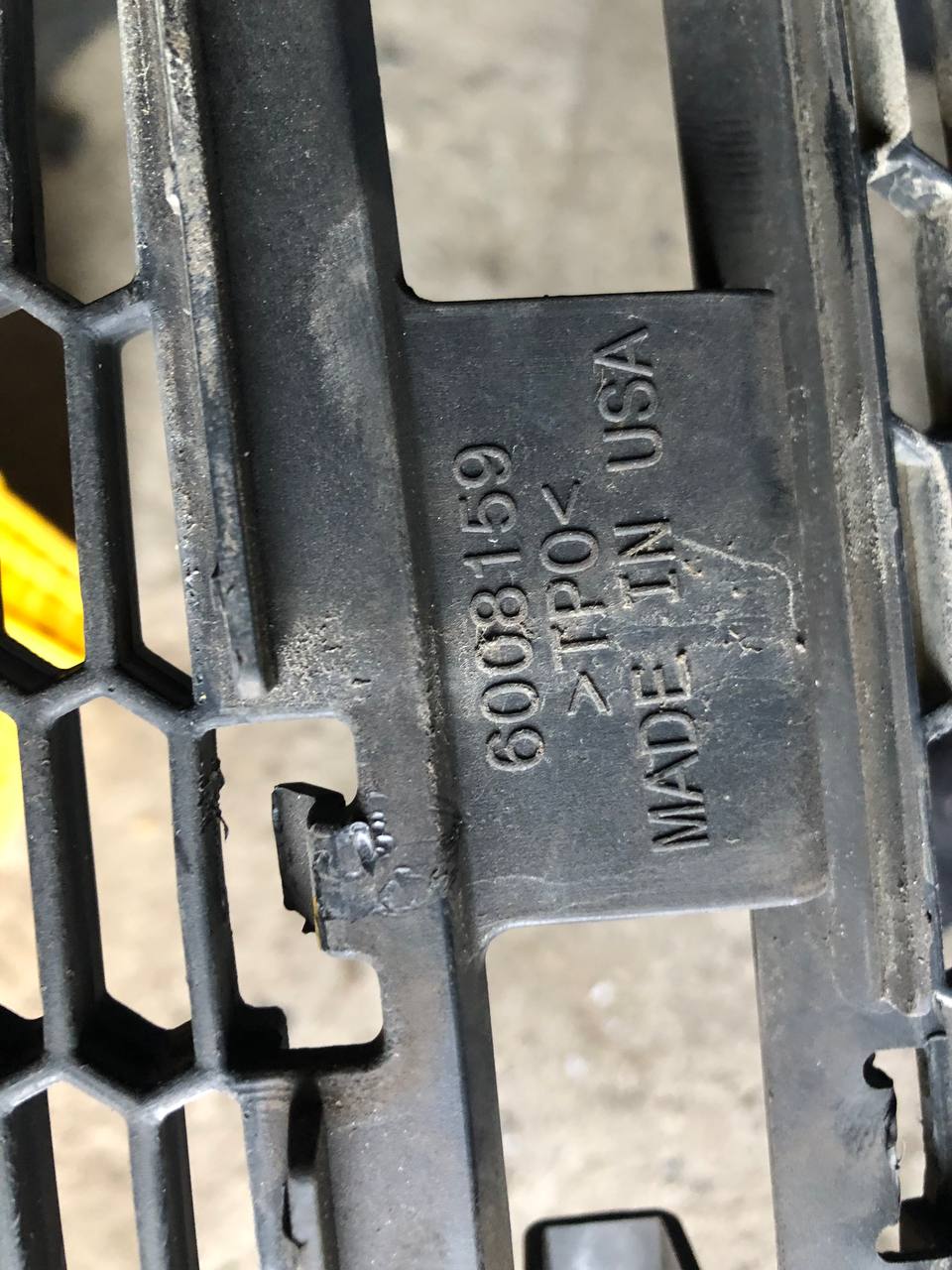 Нижня решітка переднього бампера Tesla Model S 12-15 дорест 6008159 2