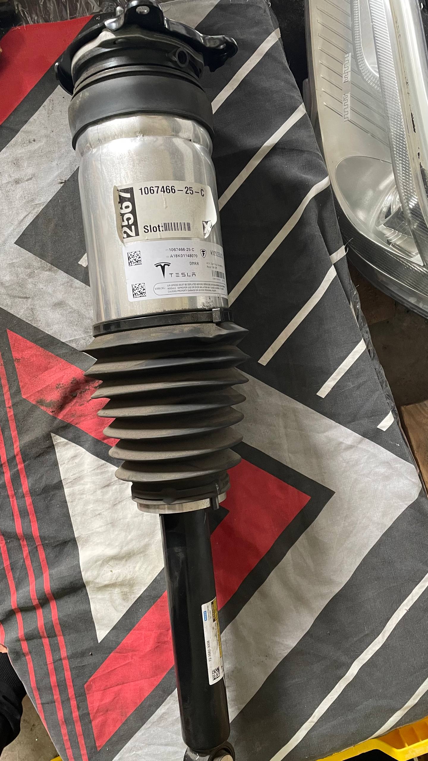 Пневмоамортизатор задній правий Tesla Model S 16-20 рест AWD 106746625C 2