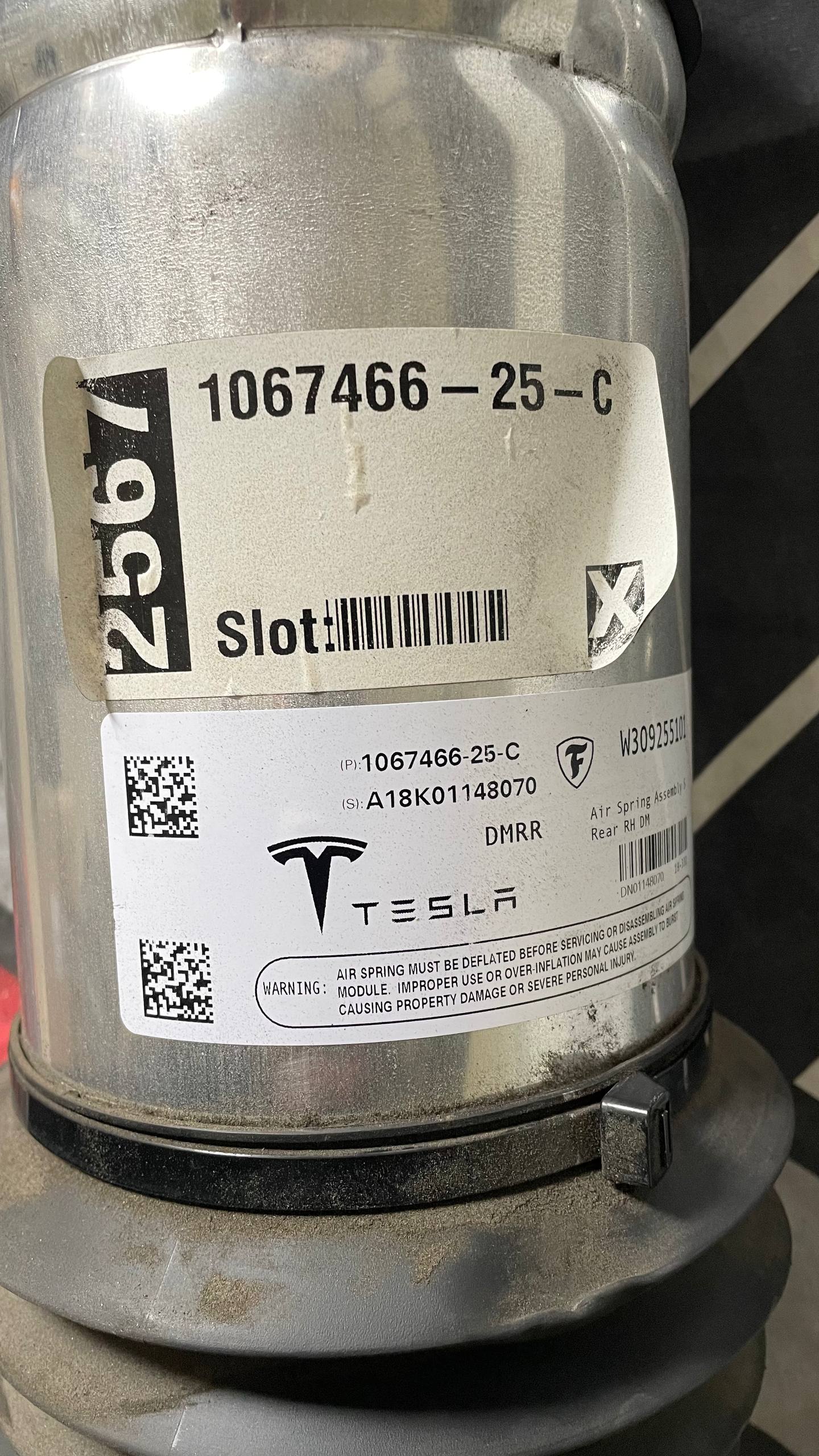 Пневмоамортизатор задній правий Tesla Model S 16-20 рест AWD 106746625C 3